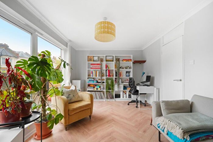 3 Bedroom Flat To Rent In Brampton Close, Clapton, E5