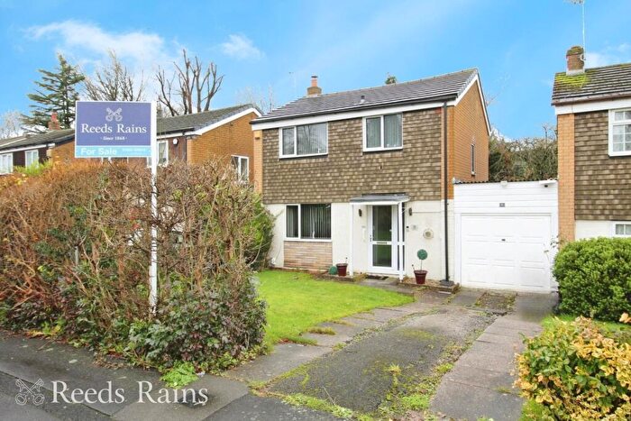 3 Bedroom Link Detached House For Sale In Kenilworth Road, Macclesfield, Cheshire, SK11