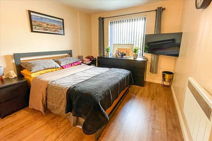 1 Bedroom Flat For Sale In Bergenia House, Feltham, Middlesex, TW13