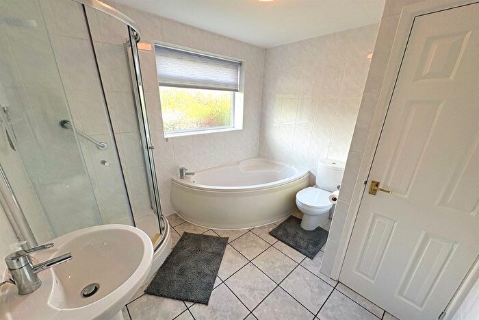 3 Bedroom Semi-detached House For Sale In Dunoon Close, Holmes Chapel, CW4