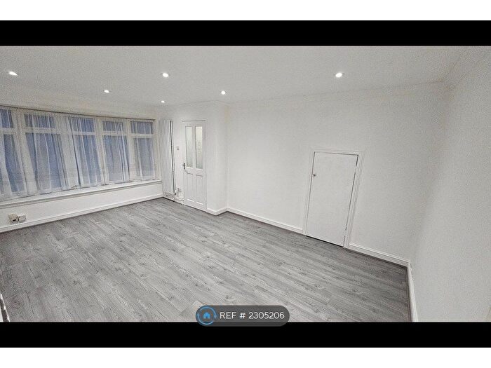 3 Bedroom End Of Terrace House To Rent In Byron Gardens, Tilbury, RM18