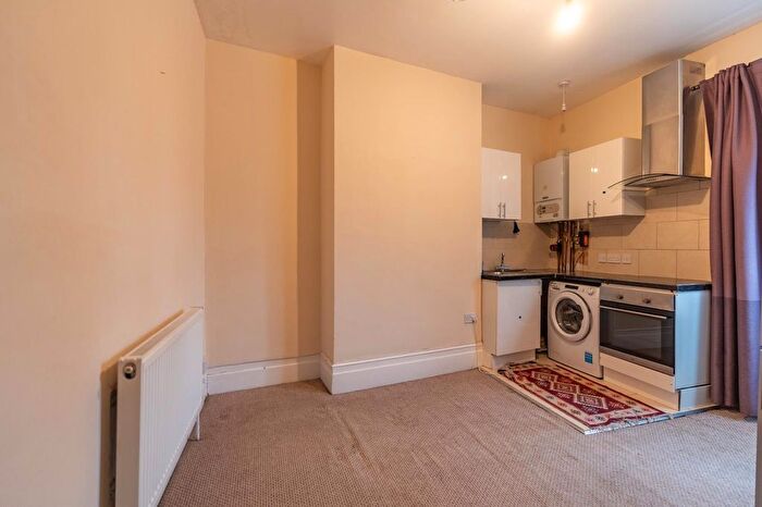 2 Bedroom Flat To Rent In Friern Barnet Road, London, N11