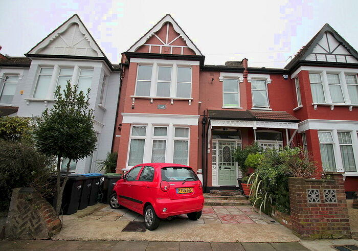 Studio To Rent In Park Avenue, Palmers Green, N13