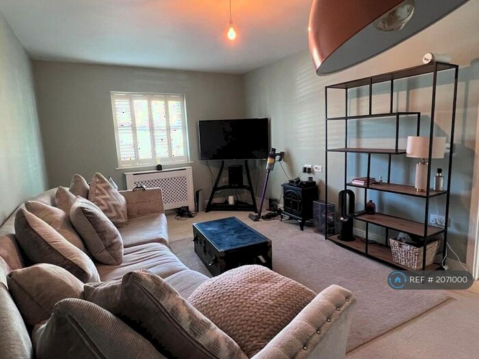 5 Bedroom Semi-Detached House To Rent In Heatherlea Grove, Worcester Park, KT4