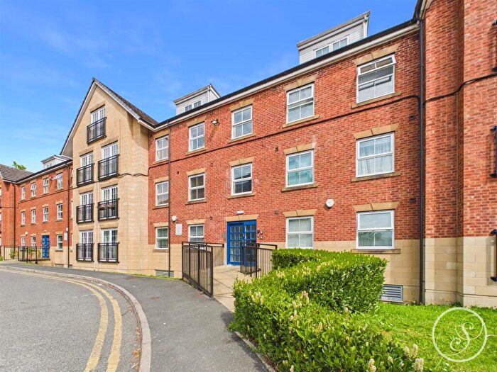 2 Bedroom Flat For Sale In Sandringham Drive, Leeds, LS17