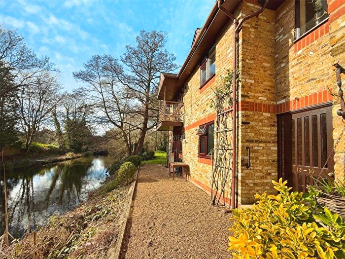 2 Bedroom Flat To Rent In Temple Bar Road, Woking, Surrey, GU21