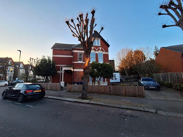 3 Bedroom Flat To Rent In St. Albans Road, London, NW10