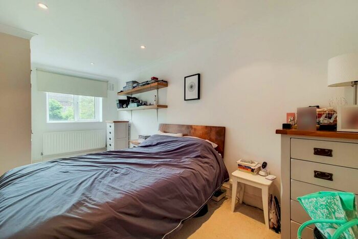 2 Bedroom Flat To Rent In Holly Grove, Peckham, London, SE15