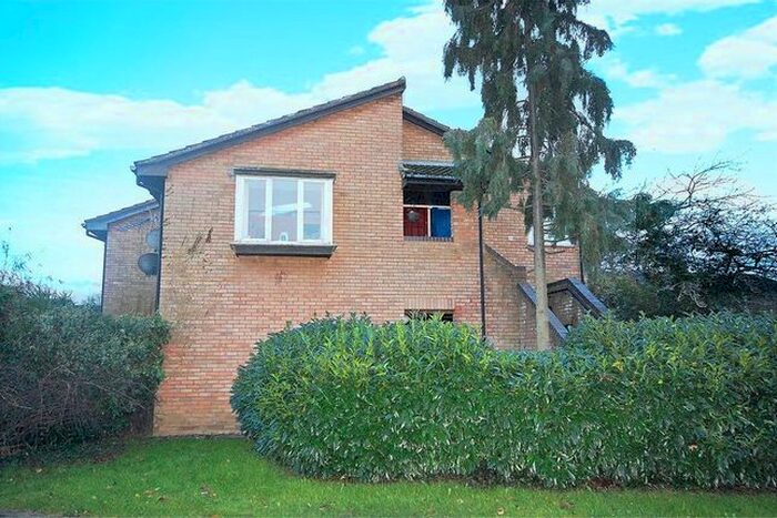 1 Bedroom Flat For Sale In Fearnley Crescent, Hampton, TW12