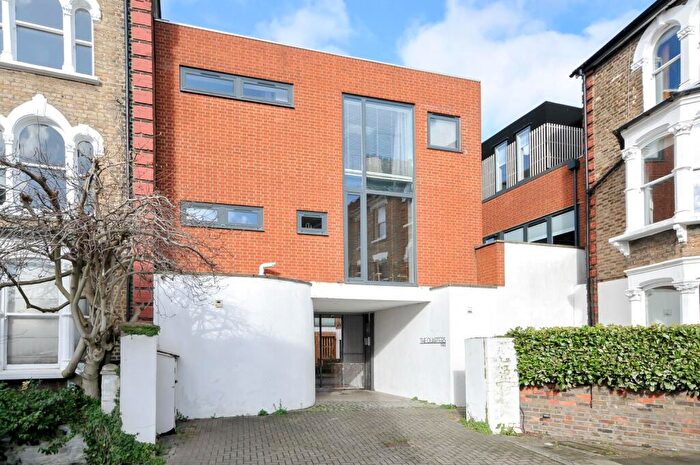 4 Bedroom Town House For Sale In Hawksley Road, Stoke Newington, N16