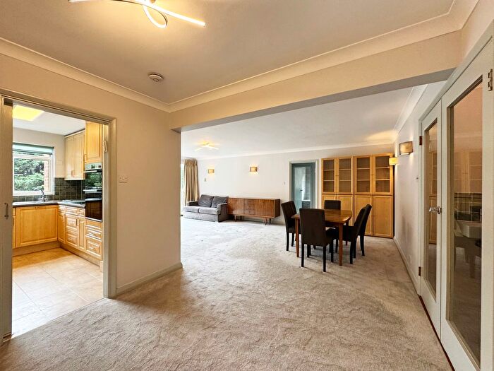 2 Bedroom Flat To Rent In Golders Green Road, London, NW11