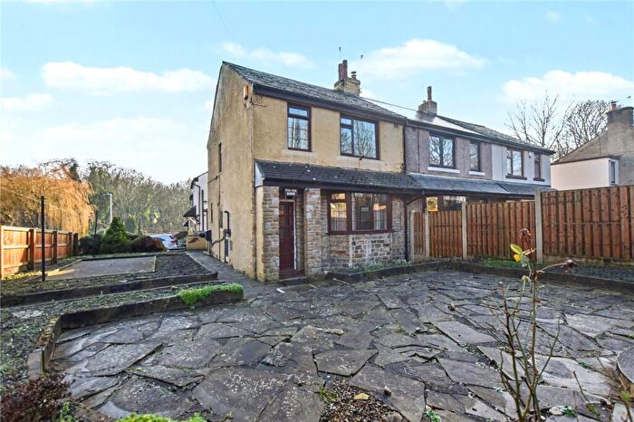 3 Bedroom End Of Terrace House For Sale In Spen Lane, Cleckheaton, West Yorkshire, BD19