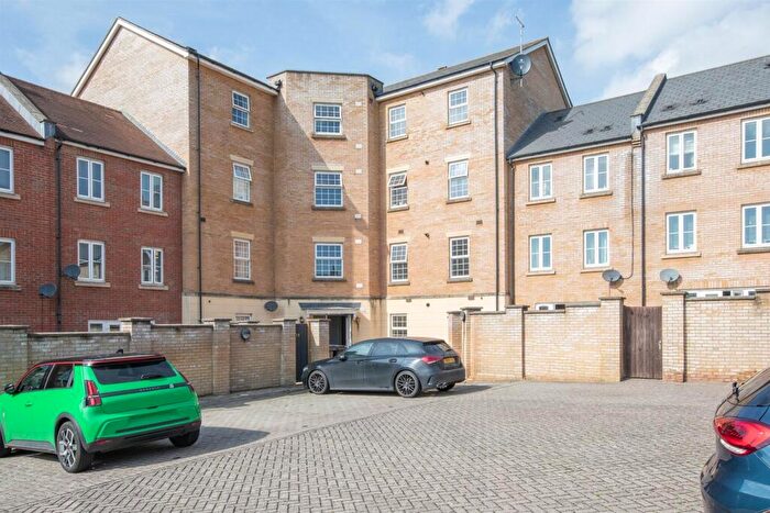 2 Bedroom Flat For Sale In Doulton Close, Swindon, SN25