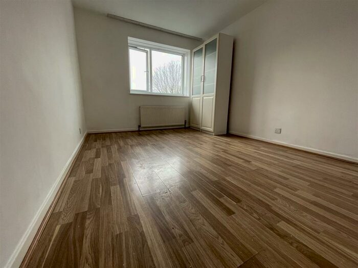 2 Bedroom Flat To Rent In Fishers Close Waltham Abbey, EN8