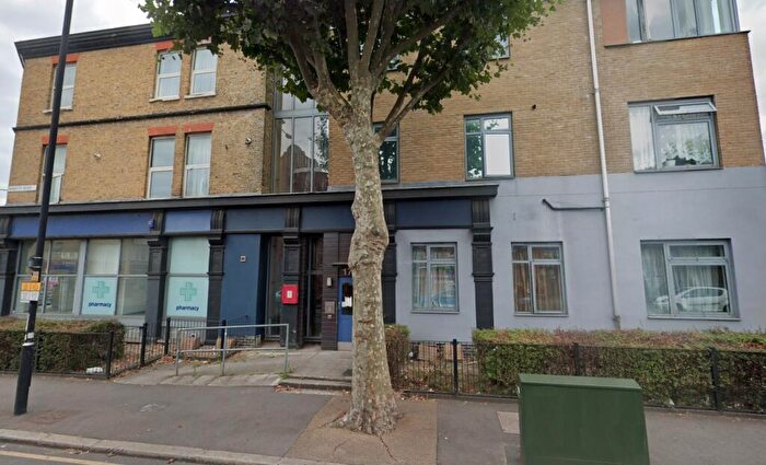 2 Bedroom Flat To Rent In Rabbits Road, Newham, E12
