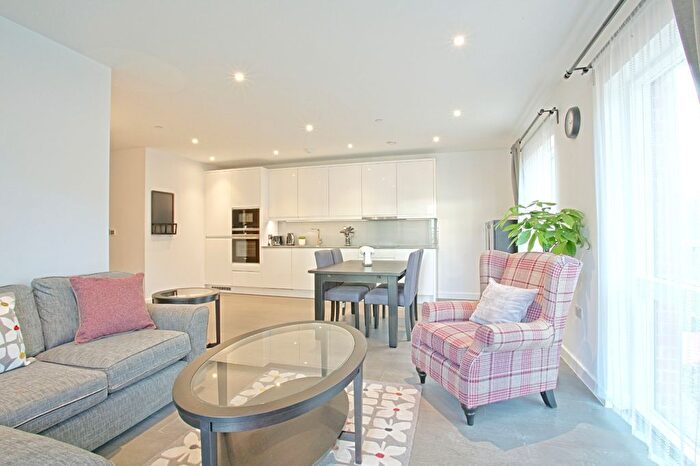 3 Bedroom Flat For Sale In Lismore Boulevard, London, NW9