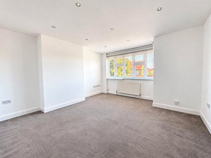 2 Bedroom Apartment To Rent In Lancaster Gardens, Kingston Upon Thames, KT2