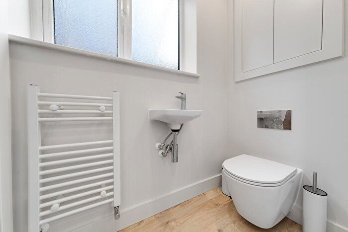 3 Bedroom End Of Terrace House For Sale In Goldingham Avenue, Loughton, IG10