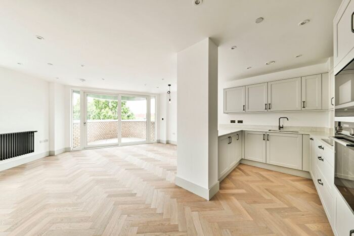 3 Bedroom Flat To Rent In Clifton Mansions, Park Avenue, London, NW2