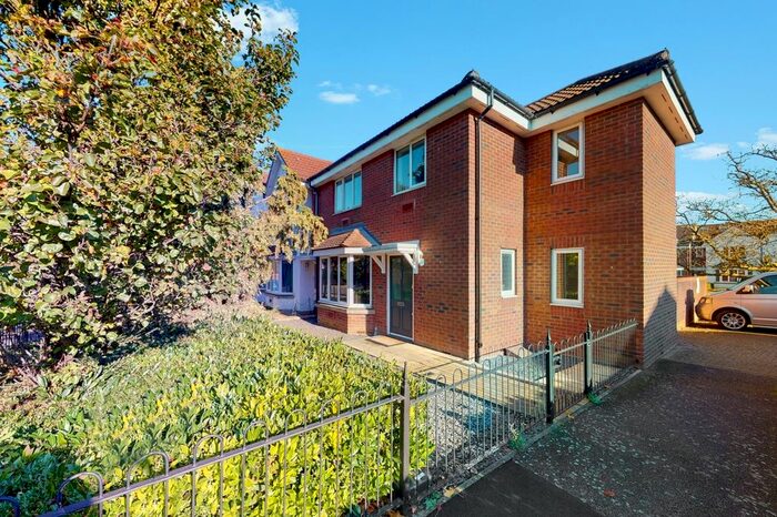 5 Bedroom Semi-Detached House To Rent In Greenford Avenue, Hanwell, W7