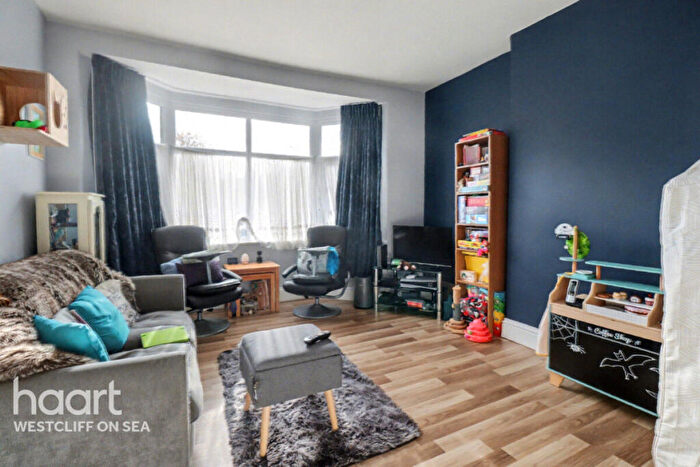 3 Bedroom Flat For Sale In Fairfax Drive, Westcliff-On-Sea, SS0