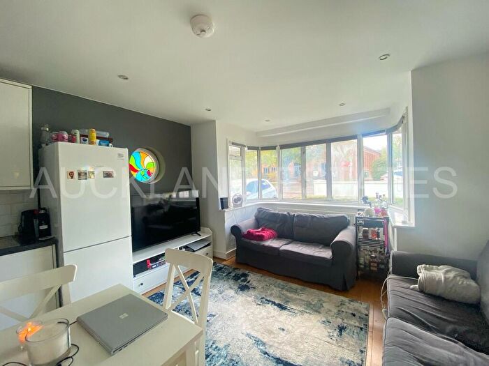 2 Bedroom Apartment To Rent In Baker Street, Potters Bar, EN6