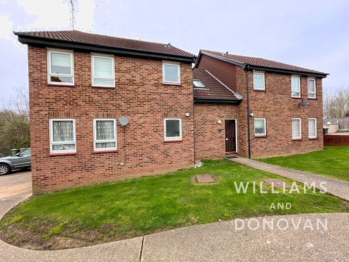 Studio To Rent In Woodstock Crescent, Hockley, SS5