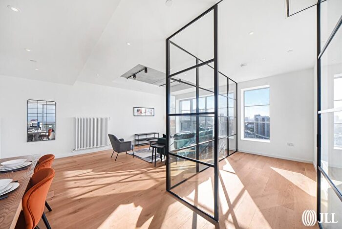 2 Bedroom Apartment To Rent In Douglass Tower, Good Luck Hope, E14