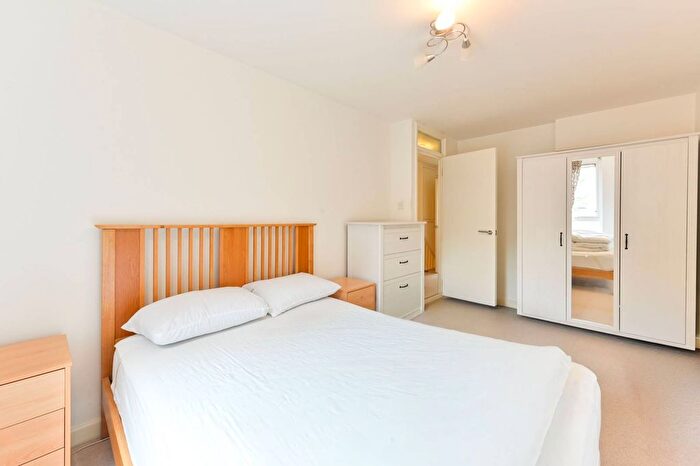 3 Bedroom Flat For Sale In Wood Lane, White City, London, W12