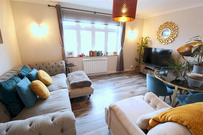 2 Bedroom Flat To Rent In High Road, Byfleet, West Byfleet, KT14