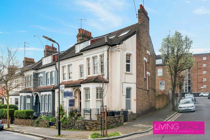 3 Bedroom Flat To Rent In Holmbury View, Clapton, E5