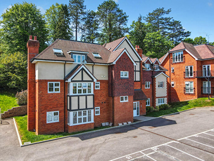 2 Bedroom Flat For Sale In Tupwood Lane, Caterham, CR3