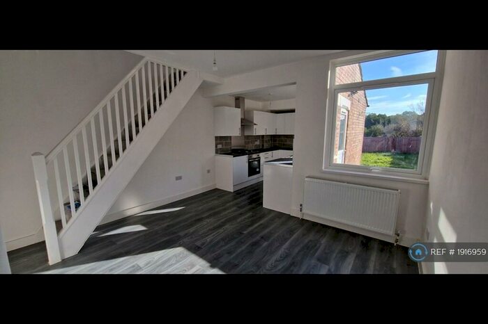 3 Bedroom Semi-Detached House To Rent In Harwich Road, Colchester, CO4