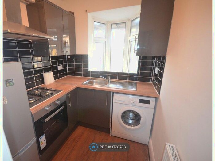 3 Bedroom Flat To Rent In Eastern Avenue, Ilford, IG2