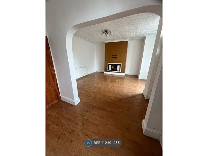 3 Bedroom End Of Terrace House To Rent In Tunstall Road, Leeds, LS11