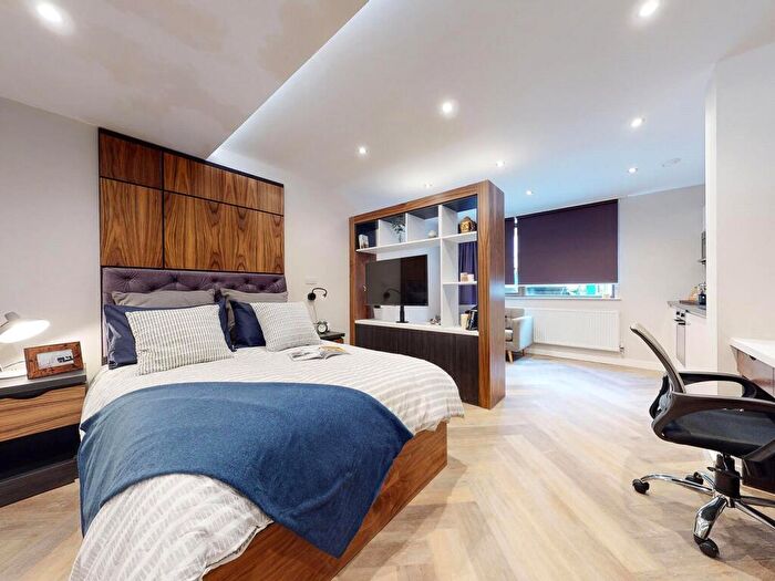 Apartment To Rent In Apt, Live Oasis Wade Lane #, LS2