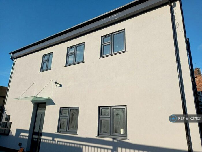 Studio To Rent In Back Lane, Romford, RM6