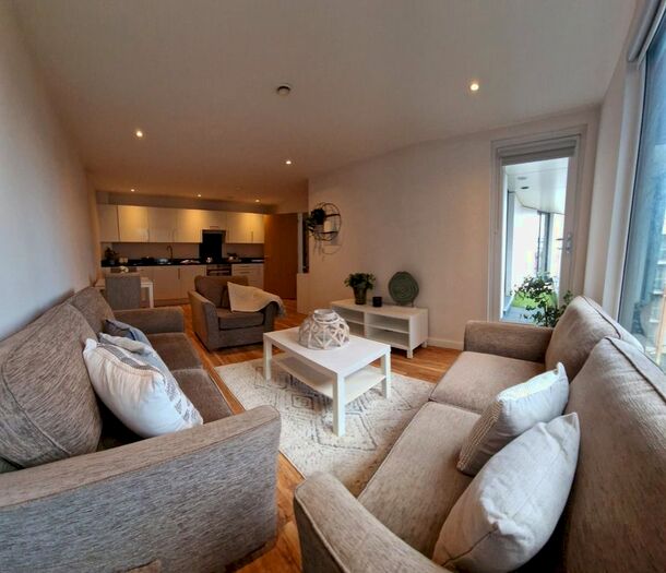 2 Bedroom Flat To Rent In The Exchange, Elmira Way, Salford Quays, Greater Manchester, M5