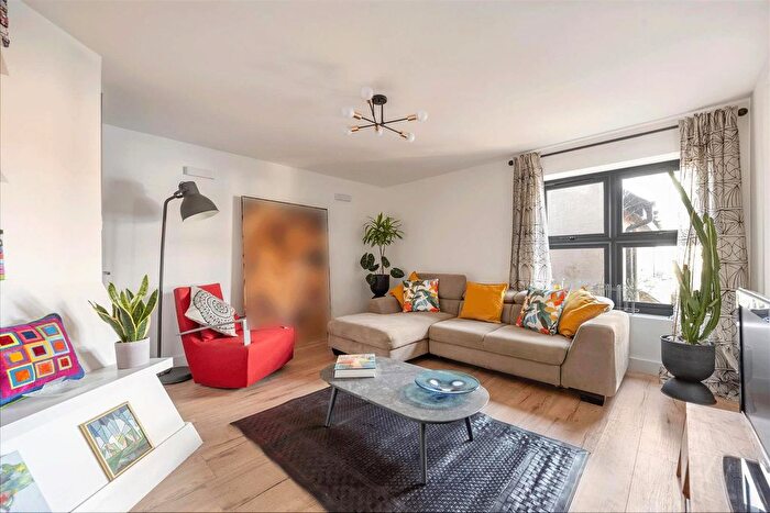 3 Bedroom Property For Sale In Avon Way, South Woodford, E18