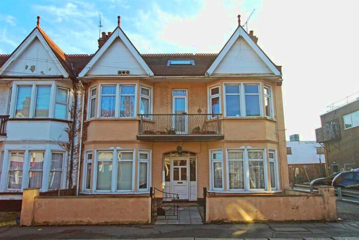 1 Bedroom Flat To Rent In Ramuz Drive, Westcliff On Sea, SS0