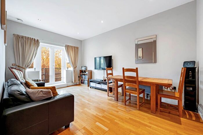 3 Bedroom Flat To Rent In Oakbark House, Brentford, TW8