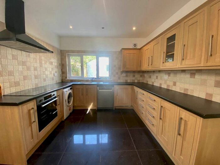 4 Bedroom Property To Rent In Ernald Place, Uplands, Swansea, SA2