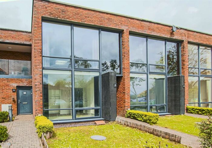 2 Bedroom Mews To Rent In Glen Morag Gardens, Rochdale, OL11