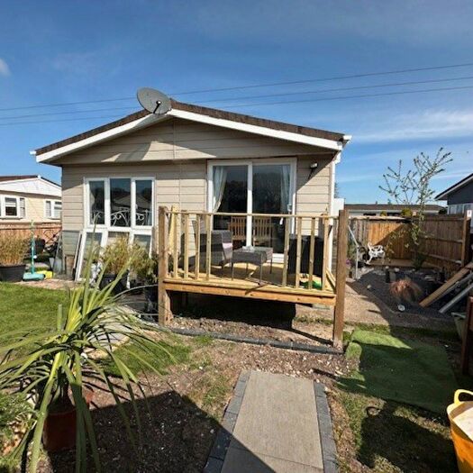 3 Bedroom Property For Sale In Laburnum Rise, Crookham Common, Thatcham, RG19