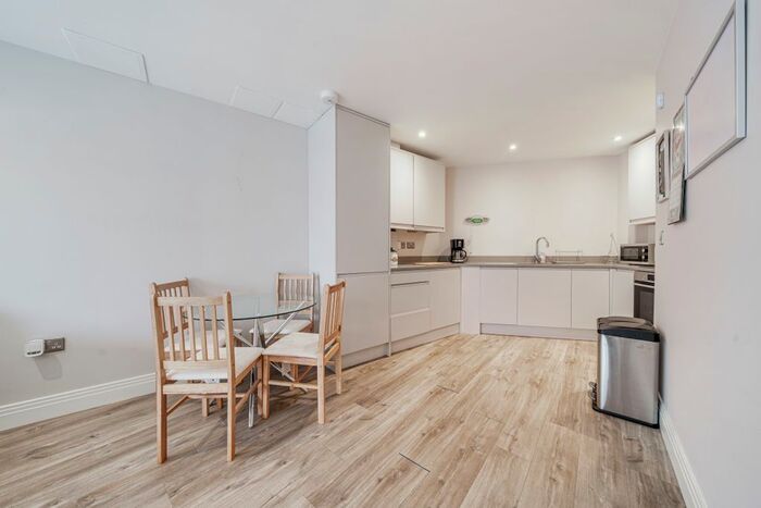 2 Bedroom Flat To Rent In Robins Gate, Bracknell, RG12