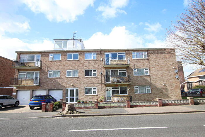 2 Bedroom Flat For Sale In Hadleigh Court, Clacton On Sea, CO15