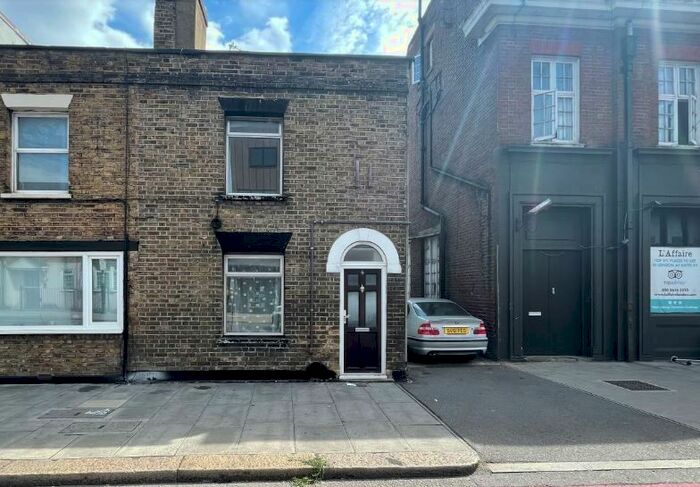 3 Bedroom Flat To Rent In Putney Bridge Road, London, SW18