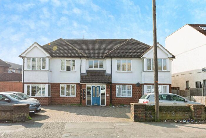 1 Bedroom Flat For Sale In Whalebone Lane North, Romford, RM6