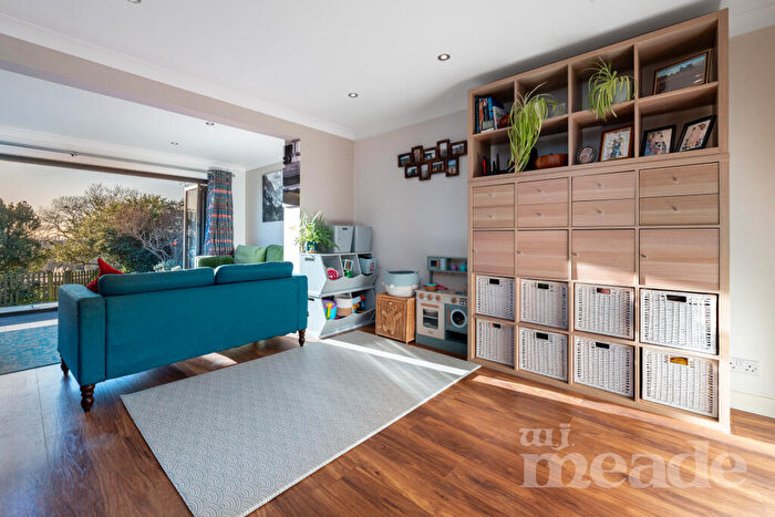 3 Bedroom End Of Terrace House For Sale In Arabia Close, E4