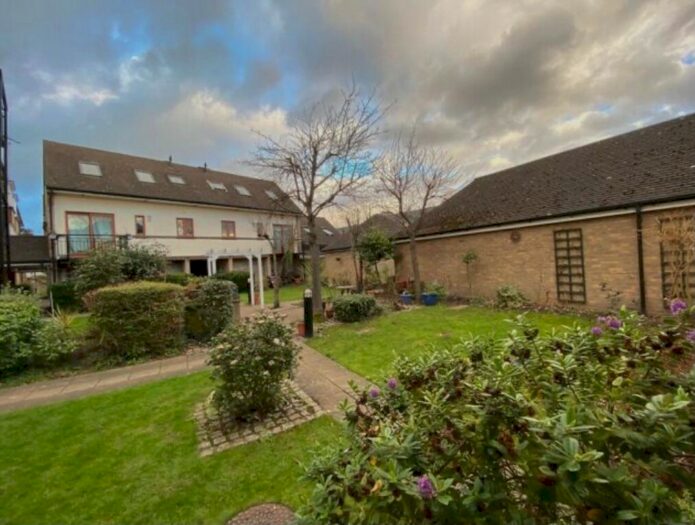 2 Bedroom Flat To Rent In Manor House Way, Isleworth TW7